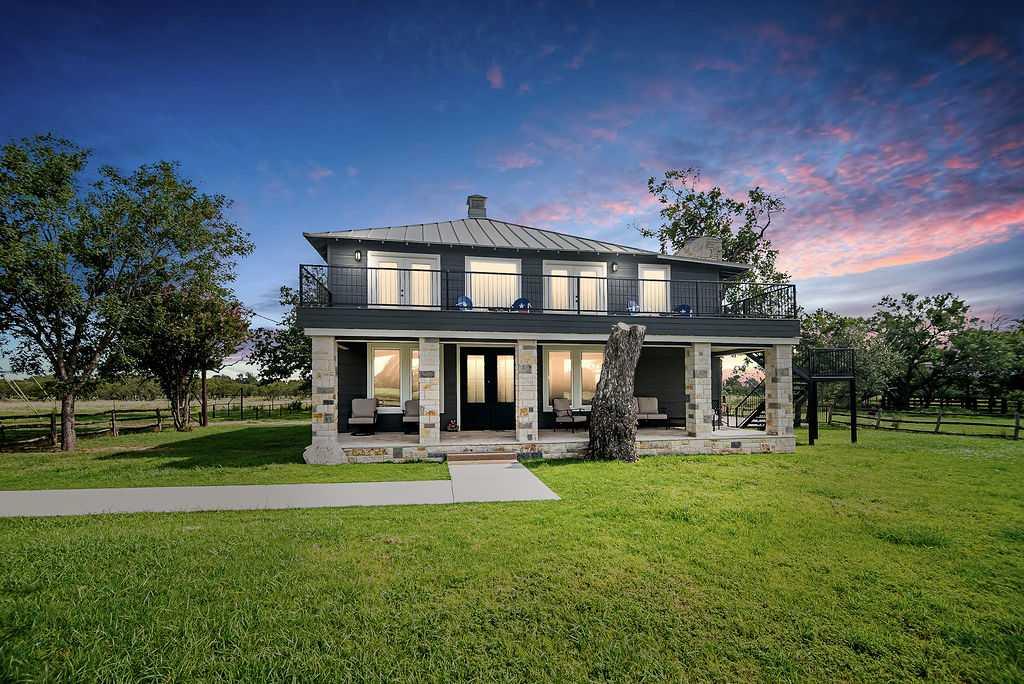 Charming Farmhouse w/Hot-Tub Near 290 Wine Trail