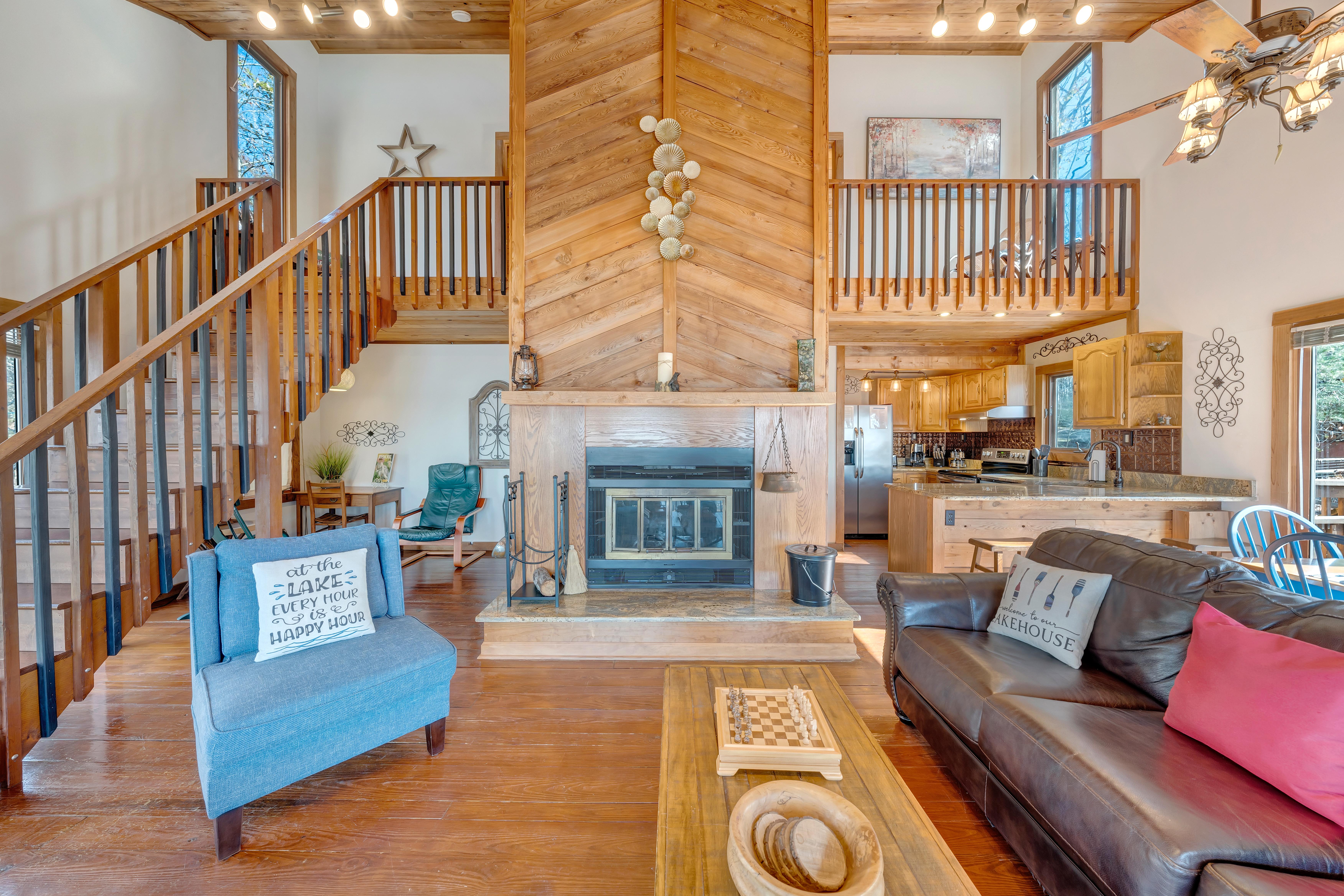 Lakeside Lodge - Lakefront home with private dock & hot tub