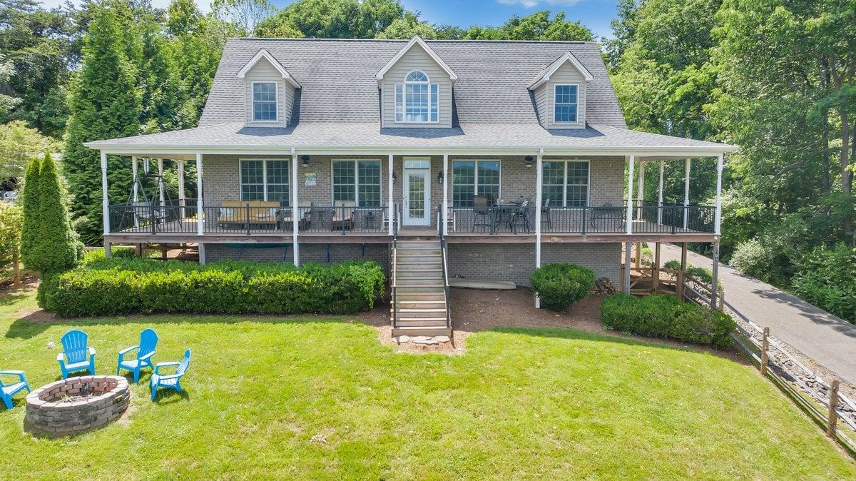 Lake Lookout - Private Home with lake views & Game room