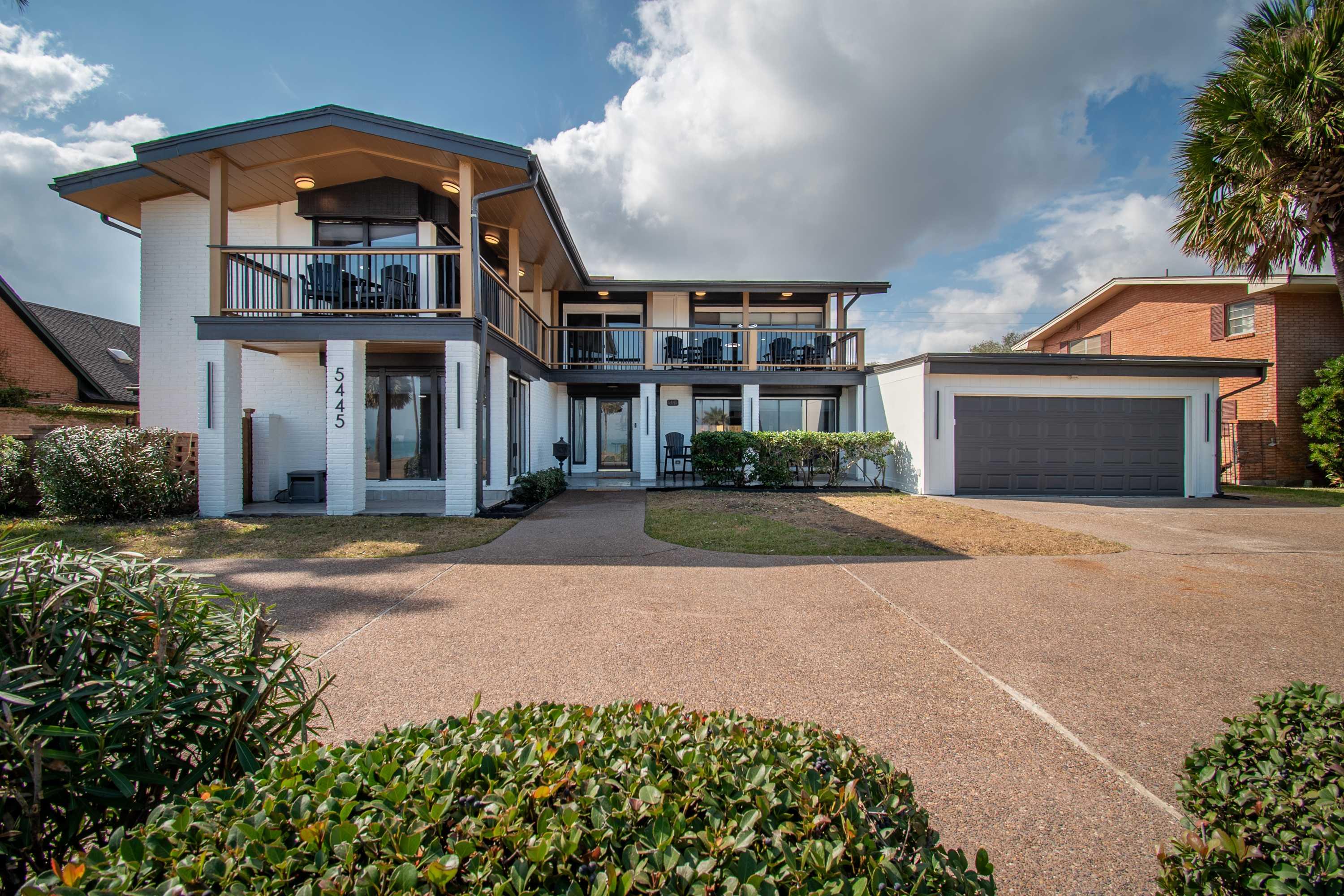 Beachfront Bliss Panoramic Ocean Views Sleeps 33