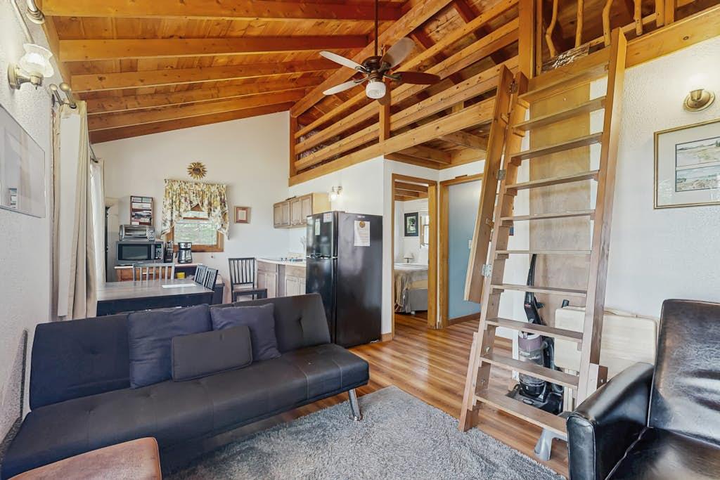 Secluded Sunset Point mountain top cabin, wifi, Dish TV, firepit