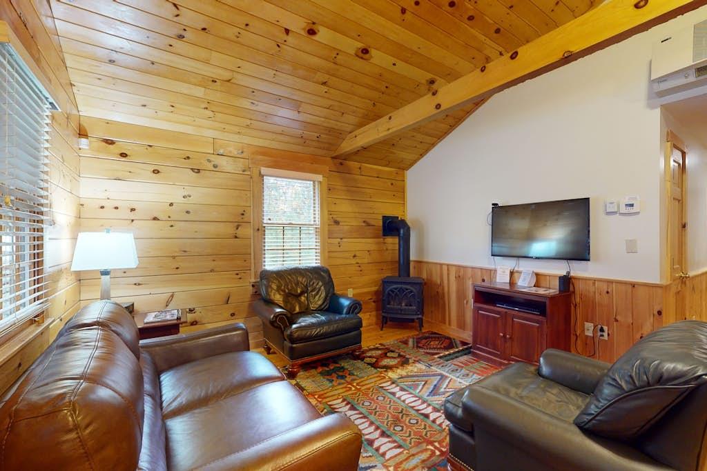 Two-bedroom dog-friendly cabin with firepit, gym & trails for your next escape