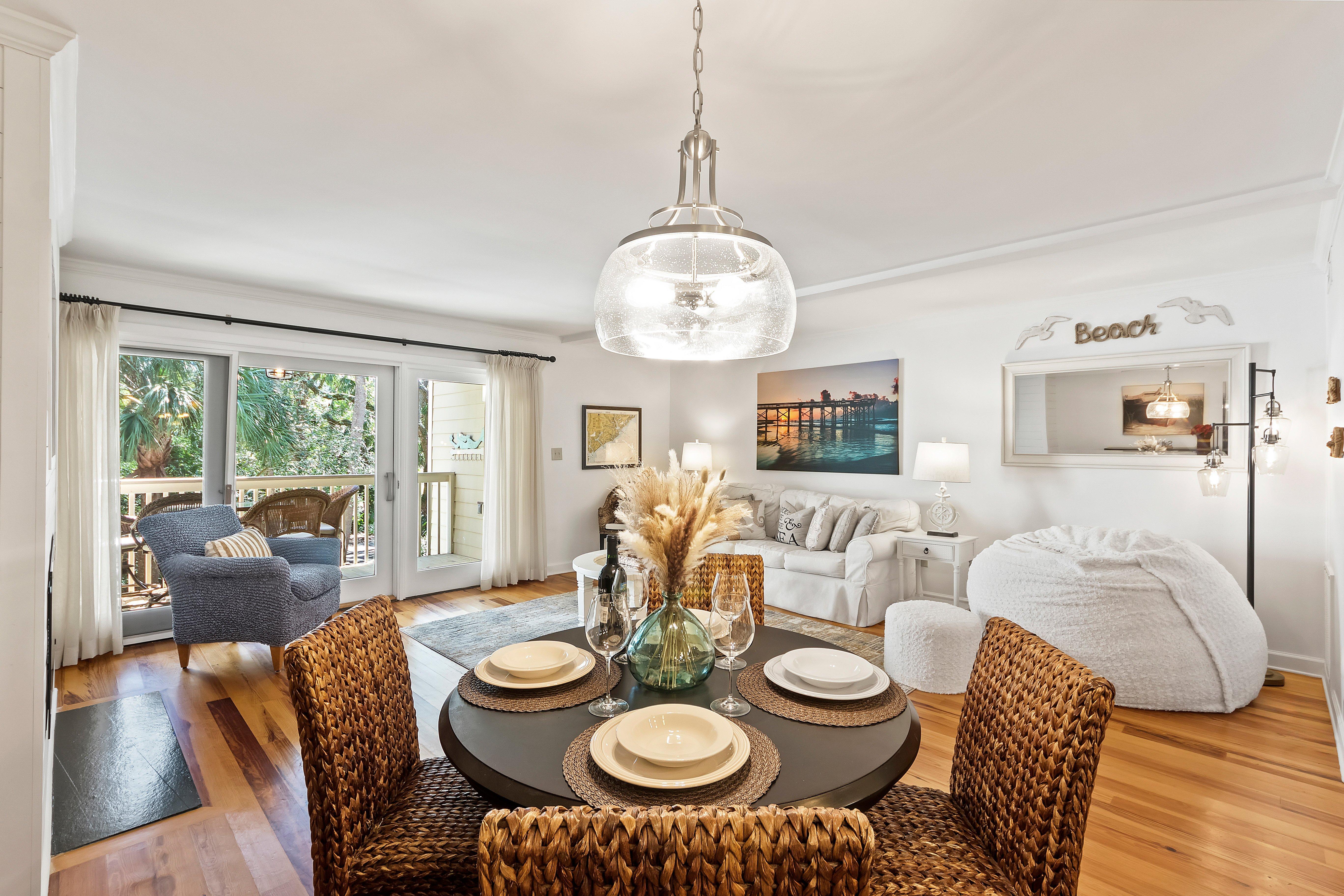 Charming Villa Steps From The Beach - Cozy Coastal Getaway - Mount Pleasant, SC