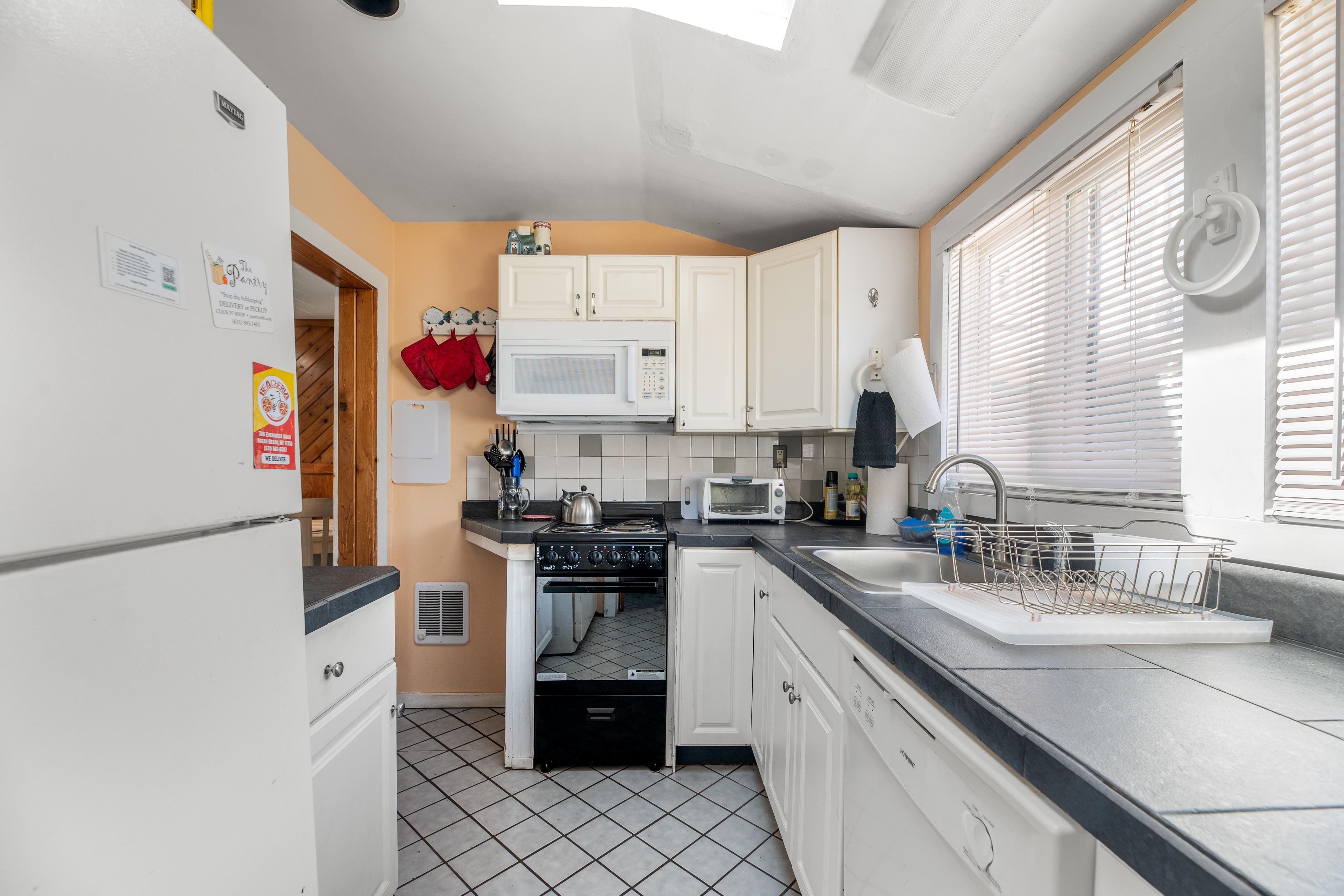 The Blue Parrot Cottage 6