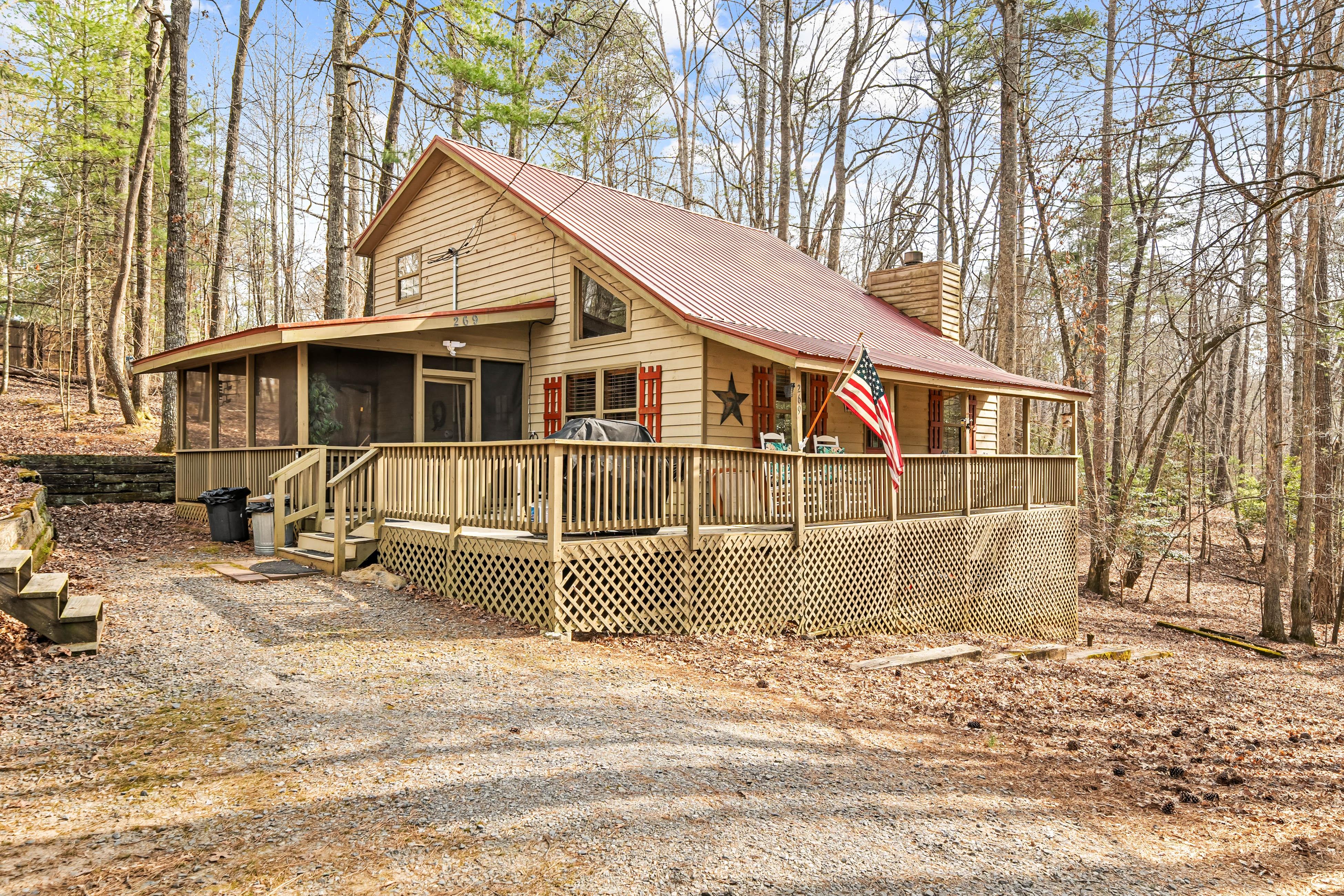 Bear Hug Lodge | Photo 1