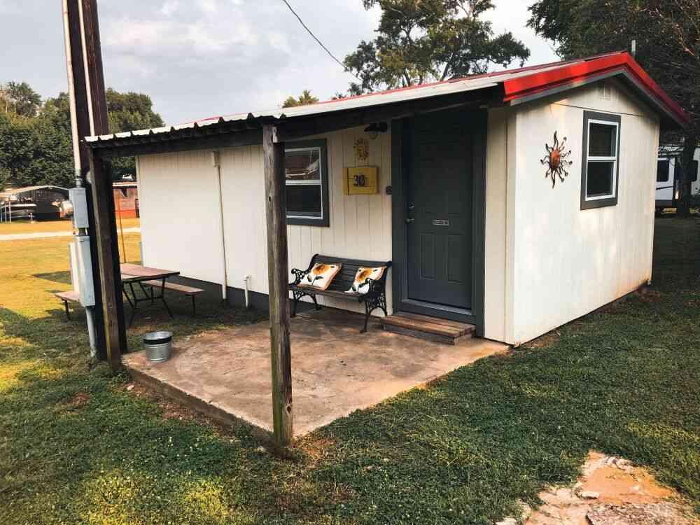 Cozy Cabin With Kitchenette And Front Porch - Bright Charming Retreat - Lake Texoma