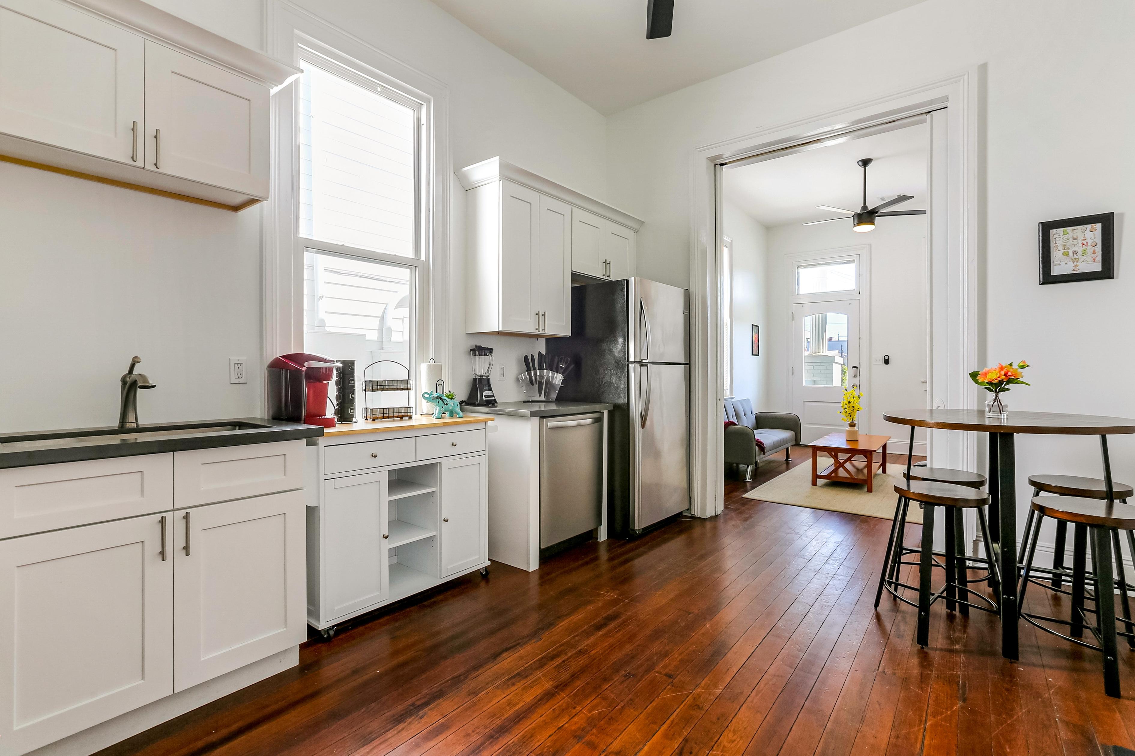 Private 2BR House in Uptown 6